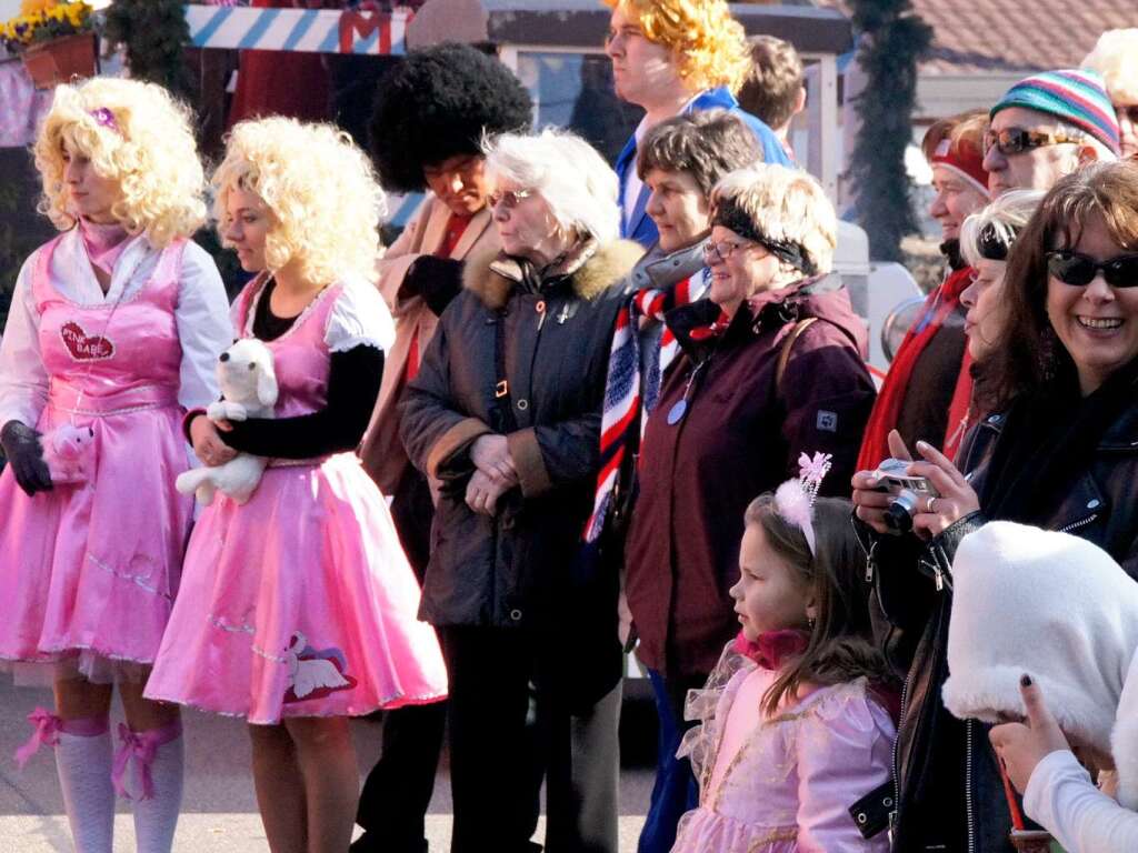 Umzug Kenzingen: Zuschauer mit "Pink Babes" aus dem Musikantenstadl