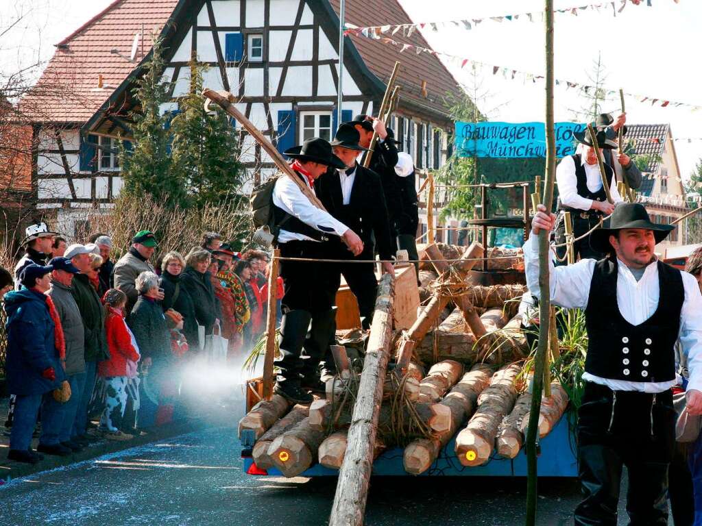 Ein nrrisches Spektakel sahen die Zuschauer beim Umzug in Mnchweier.