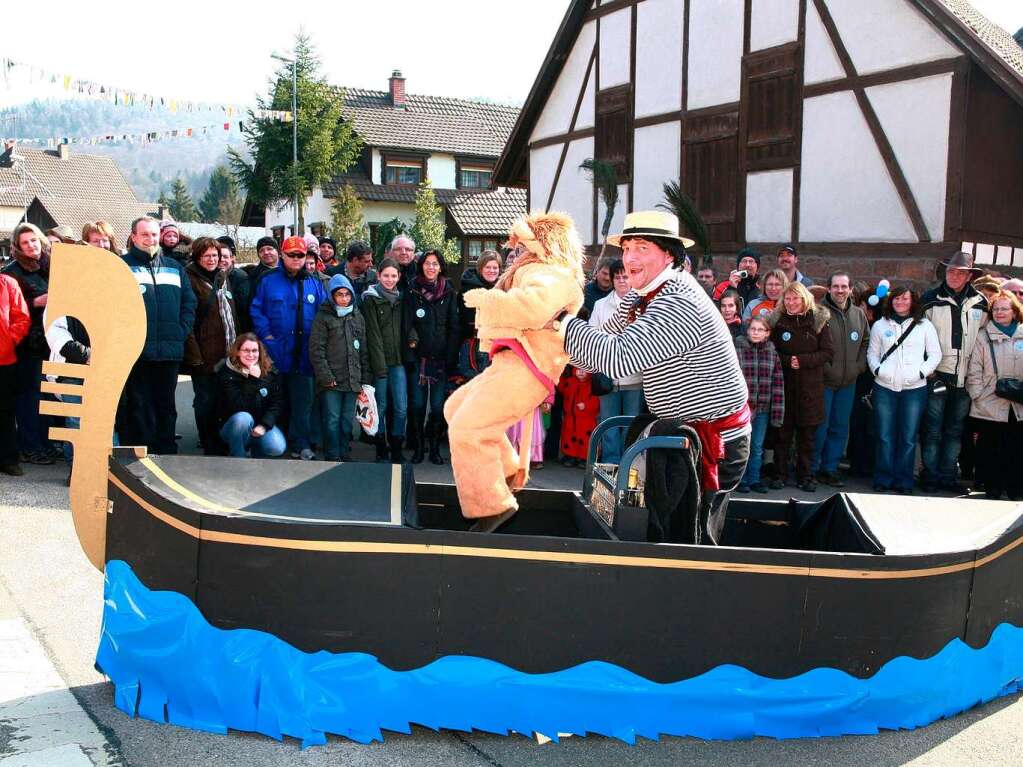 Ein nrrisches Spektakel sahen die Zuschauer beim Umzug in Mnchweier.