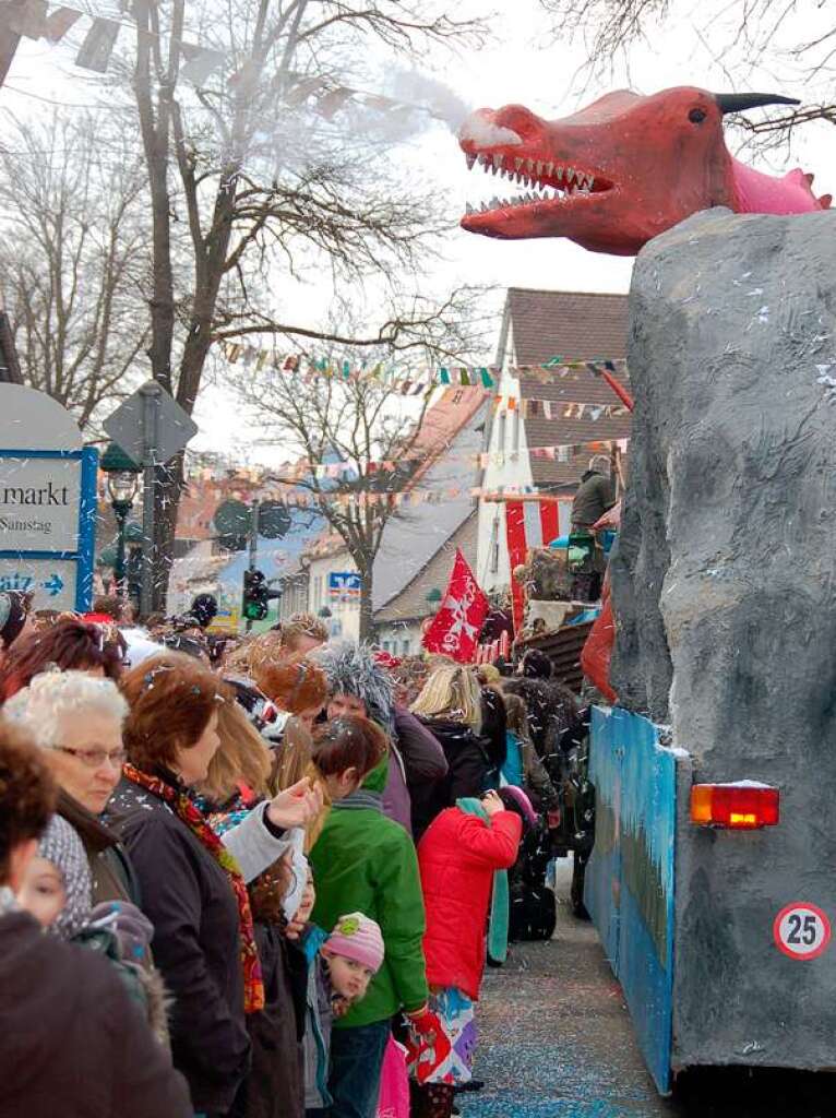 Tausende von Zuschauern sumten die Straen beim Narrenumzug in Neuenburg mit 2500 Teilnehmer.