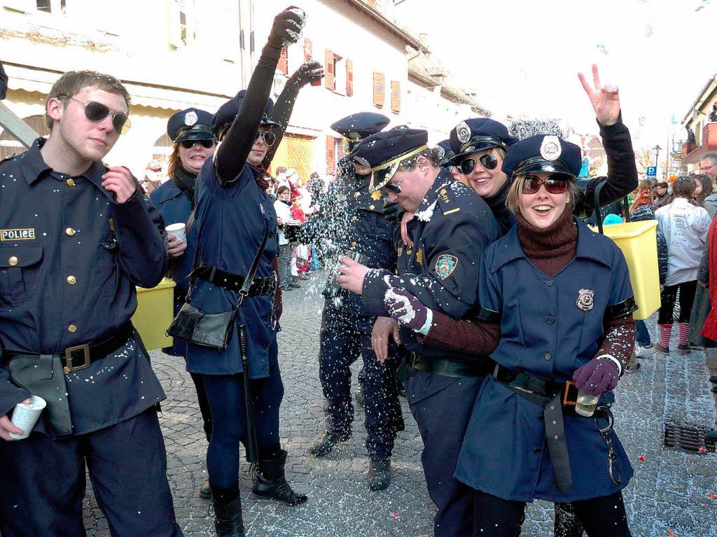 Umzug in Riegel: Die KLJB aus Kiechlinsbergen prsentierte sich als Polizisten im schicken Blau.