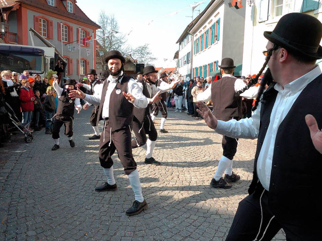 Umzug in Riegel: Die Rabbis begeisterten mit ihren Tanzeinlagen.