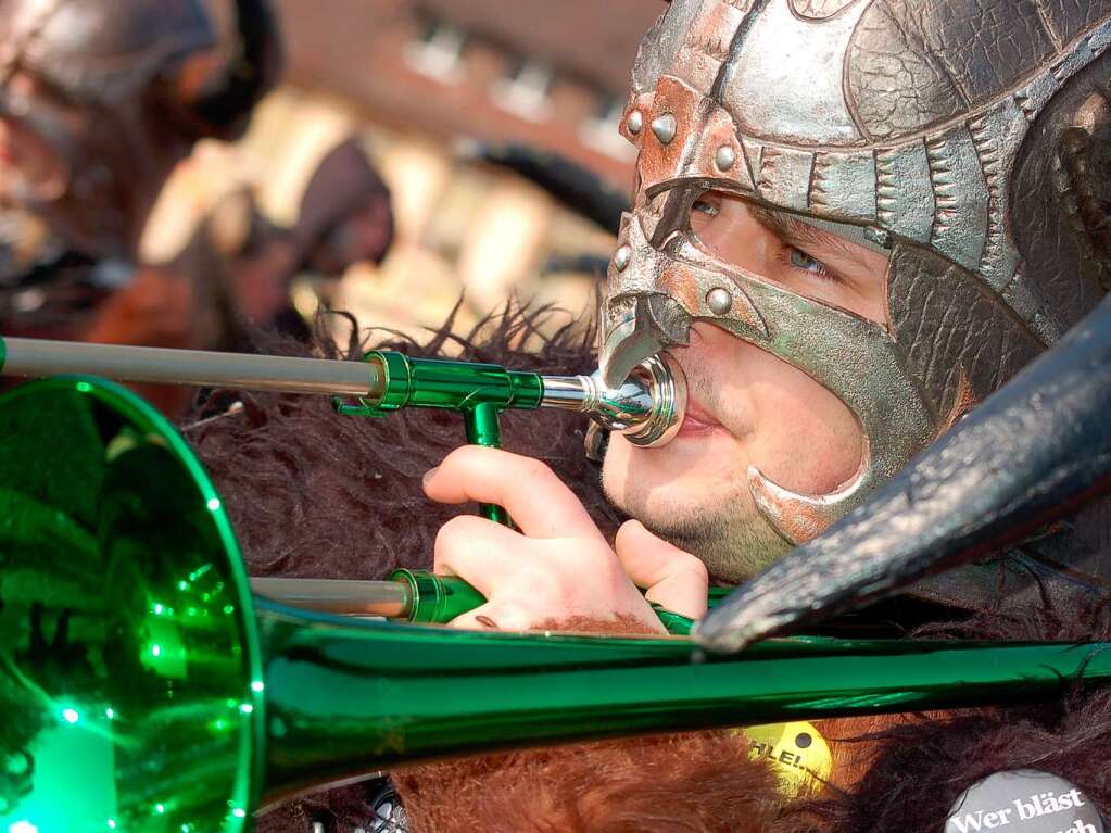 Impressionen vom grenzberschreitenden Fasnachtsumzug in Laufenburg