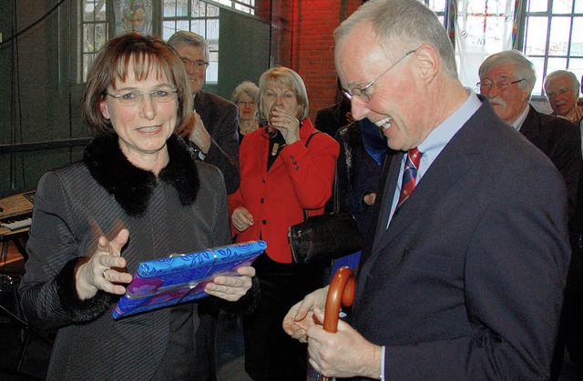 Edith Schreiner berreicht dem Jubilar...er anderem einen Schirm als Geschenk.   | Foto: Helmut Seller