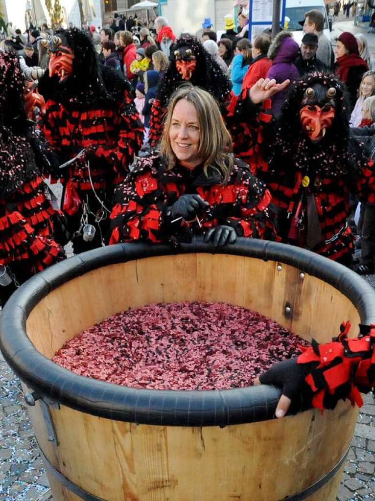 Soo viel Konfetti rollten die Rebdeifel aus Opfingen mit Soo viel Konfetti rollten die Rebdeifel aus Opfingen mit