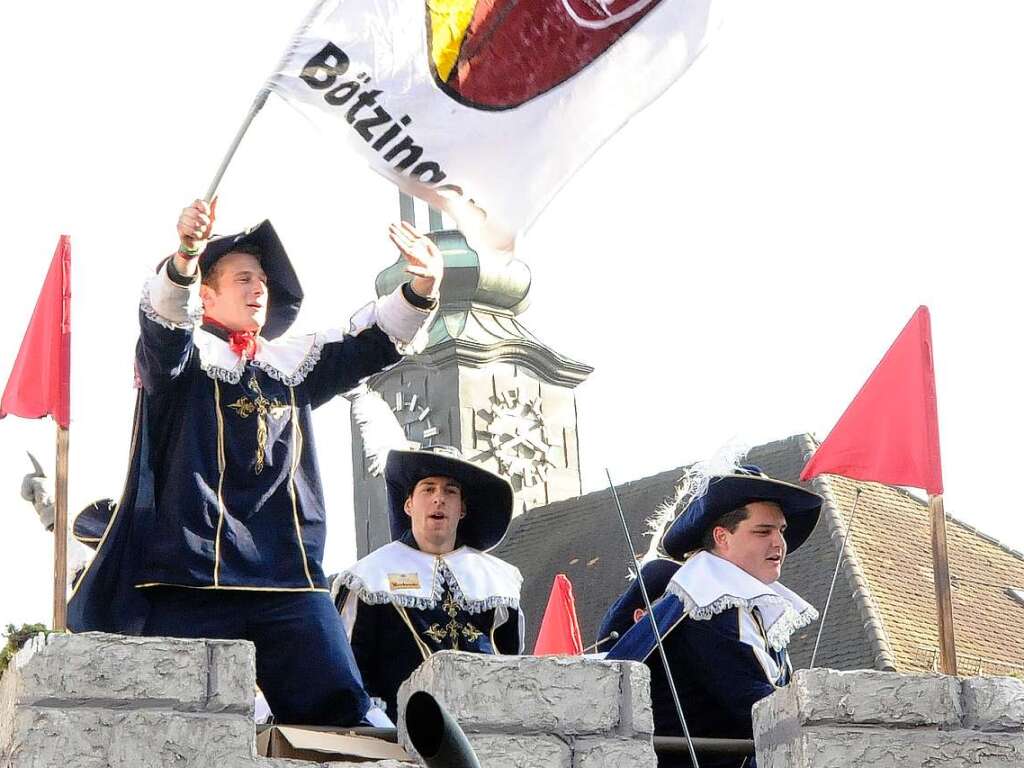 Bötzinger Musketiere stürmisch vor dem Alten Rathaus Bötzinger Musketiere stürmisch vor dem Alten Rathaus