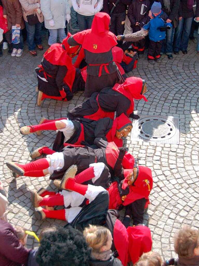 Die Pyramide der Bisinger Hexen bricht kontrolliert-chaotisch zusammen und die Narren landen auf dem harten Pflaster. Die Pyramide der Bisinger Hexen bricht kontrolliert-chaotisch zusammen und die Narren landen auf dem harten Pflaster.