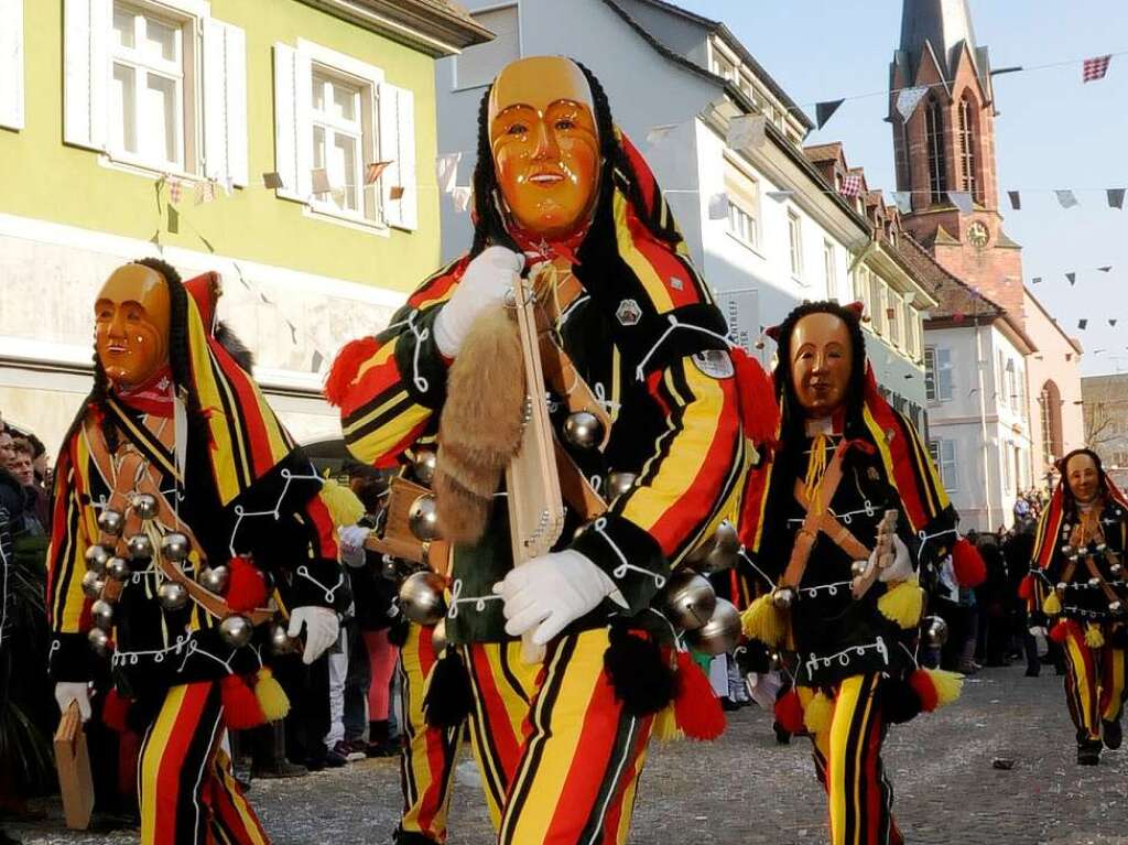 Mit Rätschen und Glocken hüpften die Narren aus Kirrlach Mit Rätschen und Glocken hüpften die Narren aus Kirrlach