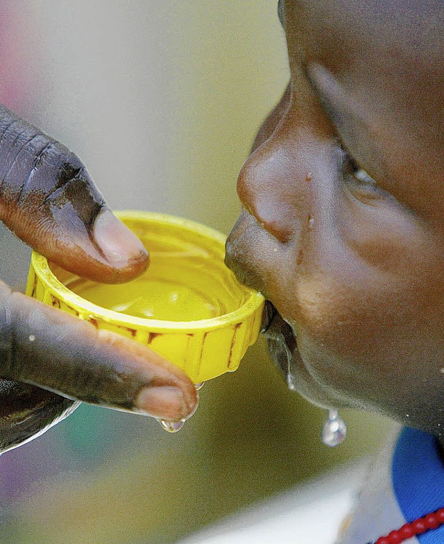 Sauberes Wasser &#8211; in manchen Ort...as Projekt mit 2500 Euro untersttzt.   | Foto: AFP