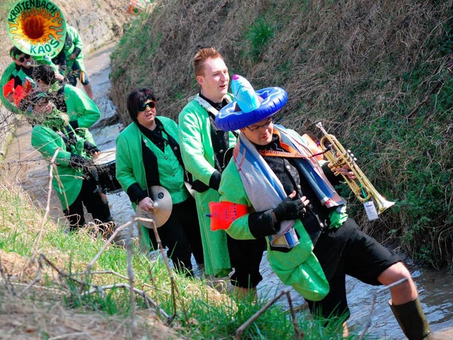 Die neuen Mitglieder vom Krottenbach K...im Krottenbach in Oberrotweil getauft.  | Foto: Benjamin Bohn