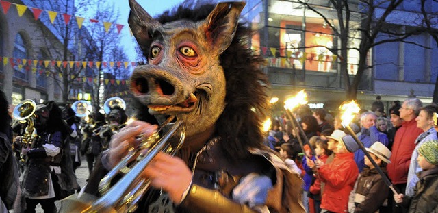 Im Fackelschein kommen die Masken besonders gut zur Geltung.  | Foto: Barbara Ruda