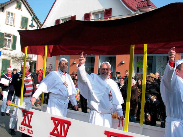 Ideenreicher Fasnetumzug in Kirchzarte... &#8222;Ahnen&#8220; von Benedikt XVI.  | Foto: Monika Rombach