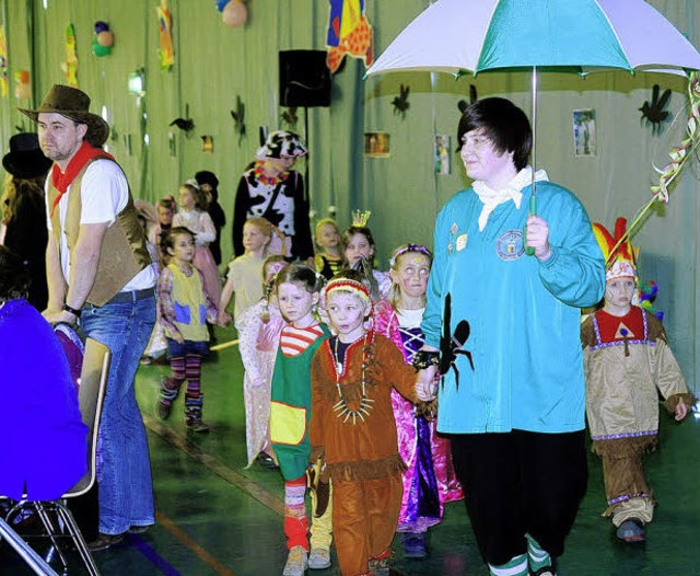 Ein groes Schnooge-Hansili mit kleine...ren, unterwegs in der Rheinauenhalle.   | Foto: Wolfgang Knstle