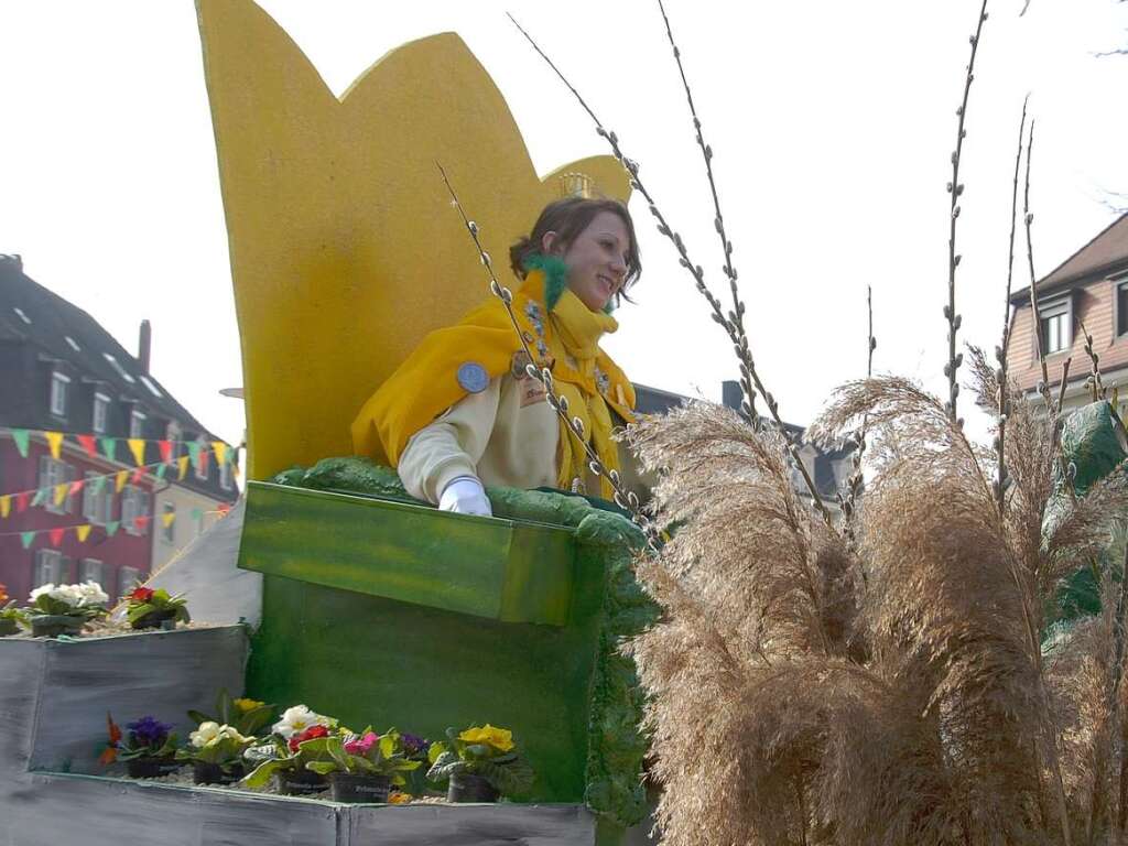 Marion I. sa oben auf im Kniginnenwagen der Froscheclique Minseln, der Platz vier belegte.