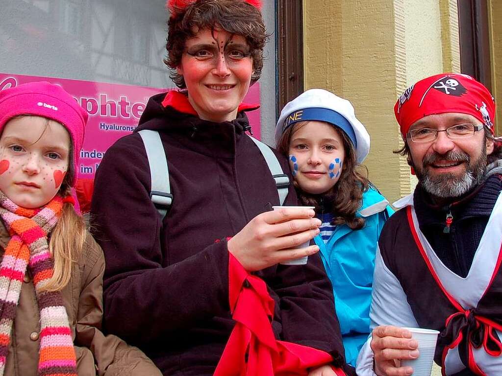 Kalt und sonnig wars am Sonntag beim Hhepunkt der Wehrer Fasnacht: Dem Umzug. Unzhlige, oft verkleidete Schaulustige sumten die Hauptstrae und bestaunten die 35 Fasnachtsgruppen.