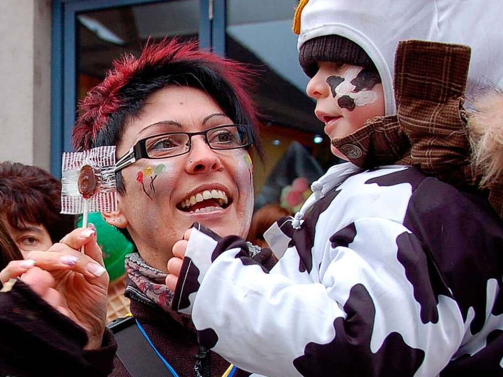 Kalt und sonnig war es am Sonntag beim Hhepunkt der Wehrer Fasnacht: Dem Umzug. Unzhlige Schaulustige sumten die Hauptstrae und bestaunten die 35 Fasnachtsgruppen.