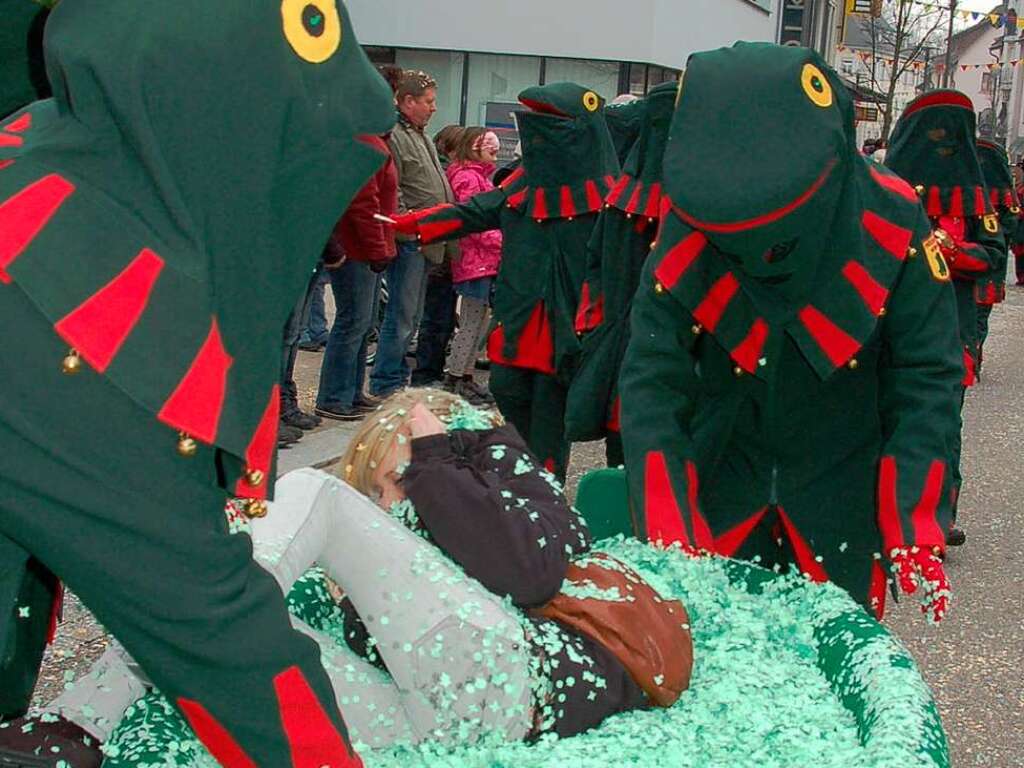 Kalt und sonnig war es am Sonntag beim Hhepunkt der Wehrer Fasnacht: Dem Umzug. Unzhlige Schaulustige sumten die Hauptstrae und bestaunten die 35 Fasnachtsgruppen.