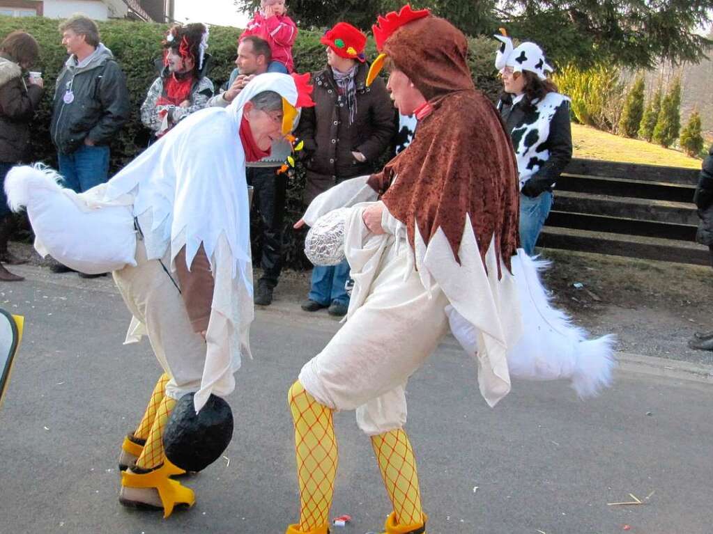 Eine bhnenreife Tierpantomime legten die Klemmewieber als geplagte Legehennen hin. 