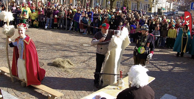 Angeklagter Heiko Mhl (links), Zeuge ... Seger mit dem entwendeten Badteppich.  | Foto: Ulrike Jger