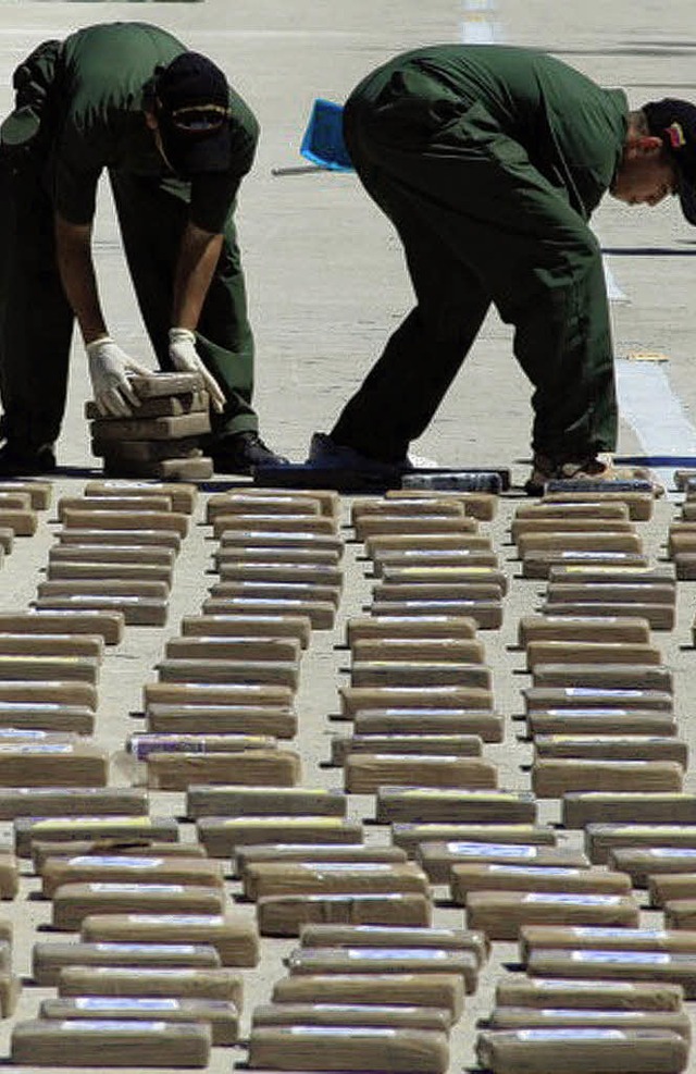 Drogenfahnder bei ihrer Arbeit.   | Foto: AFP