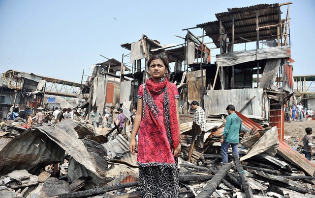 Rubina Ali steht vor den Trmmern der zerstrten Htten.   | Foto: AFP