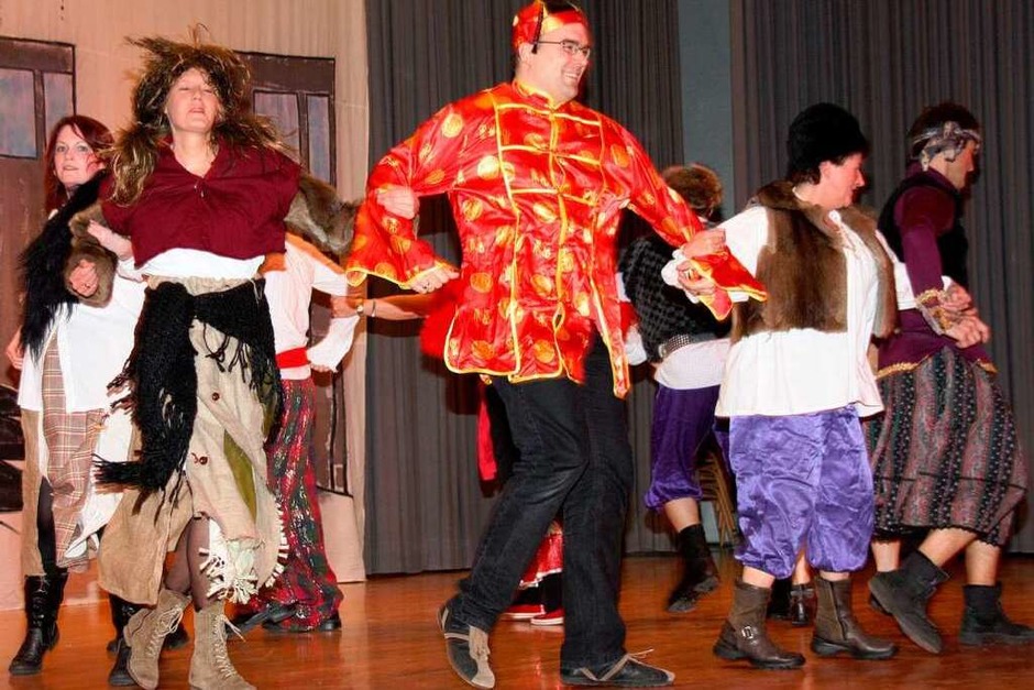 Die Mitglieder des Ebringer Narrenrats tanzen zum Auftakt des großen Programmabends zum Lied „Dschingis Khan“. (Foto: Silvia Faller) Die Mitglieder des Ebringer Narrenrats tanzen zum Auftakt des großen Programmabends zum Lied „Dschingis Khan“. (Foto: Silvia Faller)