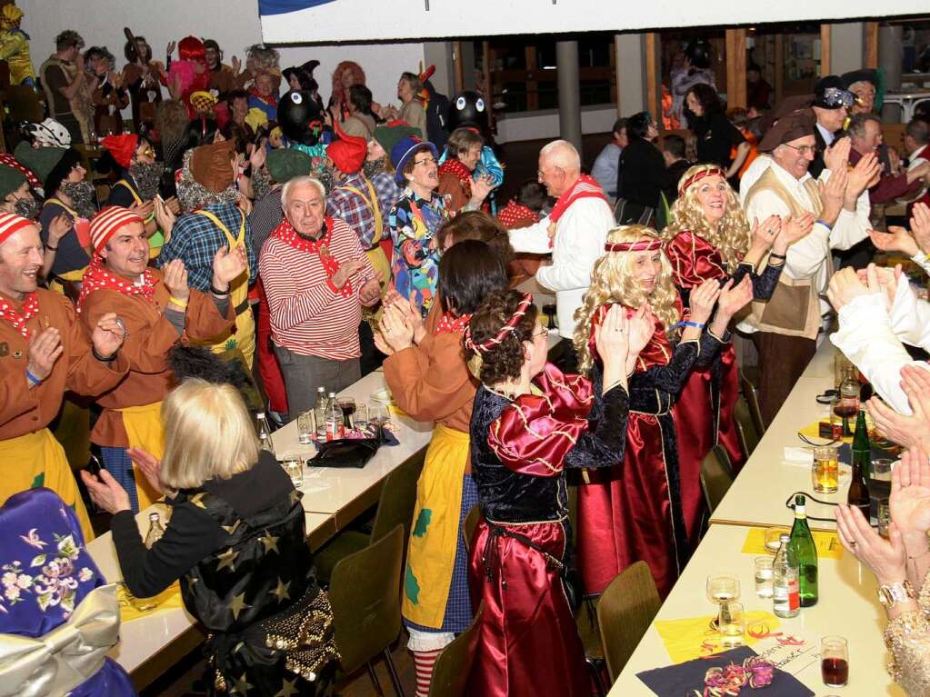 Der Elferratsball stand unter dem Motto: "Immer wieder Sonntag". Das nrrische Auditorium war begeistert und machte krftig mit