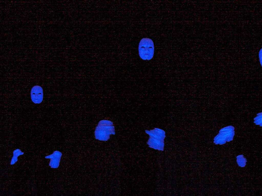 Das Mnnerballett aus Ettenheimweiler tanzt durchs UV-Licht