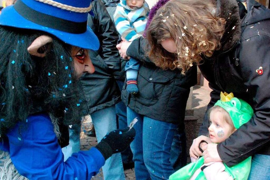 Farbenfroh und kreativ verkleidete Besucher am Straßenrand bereicherten den ohnehin fröhlichen Umzug der Narren. (Foto: Maja Tosldorf) Farbenfroh und kreativ verkleidete Besucher am Straßenrand bereicherten den ohnehin fröhlichen Umzug der Narren. (Foto: Maja Tosldorf)