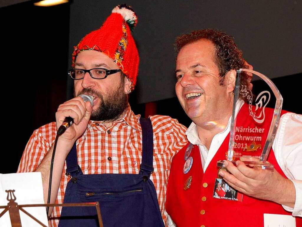 Die beiden Gesangsstars der Endinger Fasnet 2011 gemeinsam auf der Bhne beim Narrenvesper: Stefan (Schl) Wldin alias "Hsmeischder" bei seinem Song "Burger, schenk mit ein Foto" gemeinsam mit seinem "Idol" Klaus Burger.