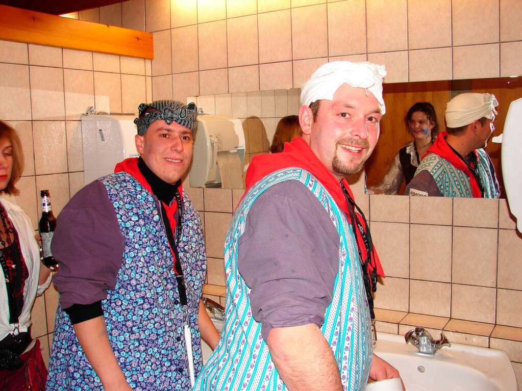 Alle Hnde voll zu tun hatten die beiden Putzfrauen, die besonders in den Toiletten durch den Ansturm von 1200 Partygsten gefordert waren.