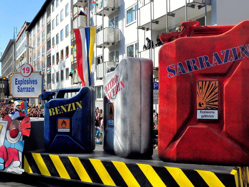 Unter dem Motto „Explosives Sarrazin“ fhrt dieser Motivwagen des Mainzer Carneval Vereins die 7,2 Kilometer lange Strecke durch die Mainzer Innenstadt.