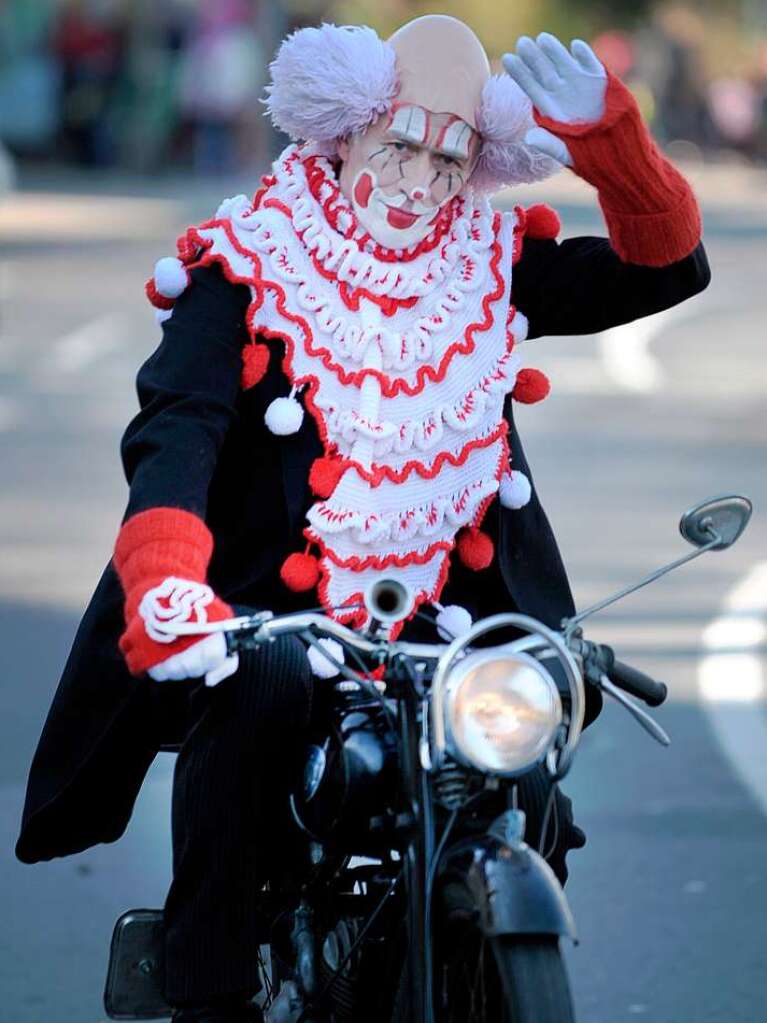 Ein Clown fhrt auf einem Motorrad durch die Dsseldorfer Innenstadt.