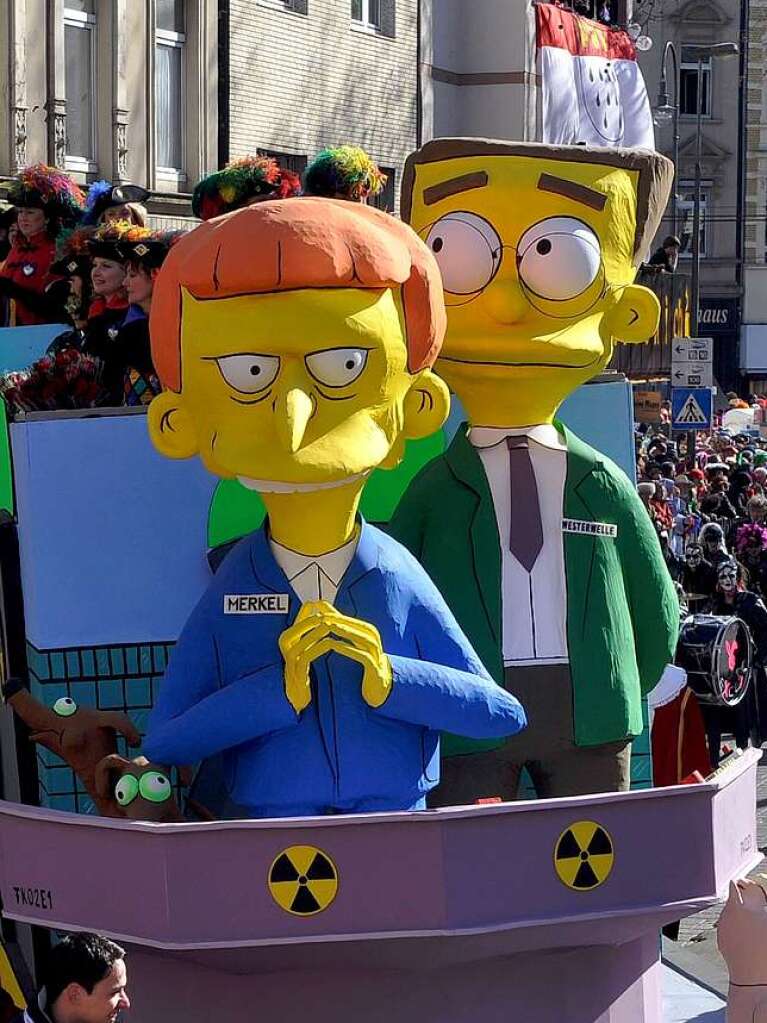 Beim Klner Umzug werden Angela Merkel und Guido Westerwelle im Simpson-Stil als fiese Atommanager dargestellt.