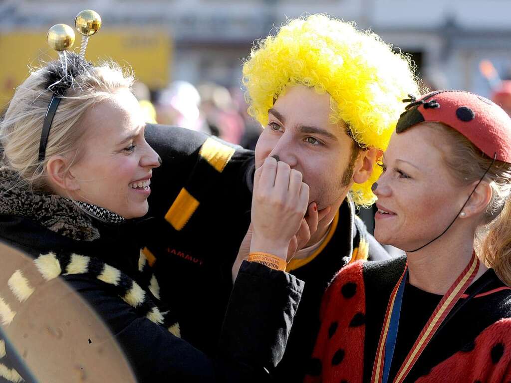 Letzte Vorbereitungen treffen auch diese Dsseldorfer Karnevalisten: Schnell noch schminken, bevor es losgeht.