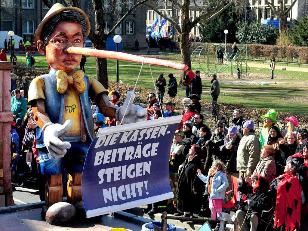 Der Mainzer Mottowagen des MCV stellt Bundesgesundheitsminister Philipp Rsler (FDP) als Pinocchio mit langer Lgennase dar.