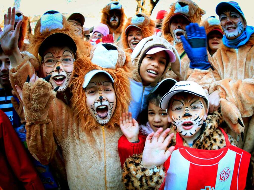 Diese als Raubkatzen verkleideten Kinder warten gespannt auf den Umzug in Mainz.