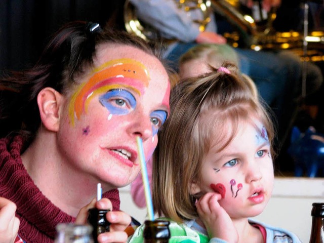 Mutter und Kind: Aufmerksam vertieft in die Auffhrungen zur Kinderfasnet  | Foto: Monika Rombach