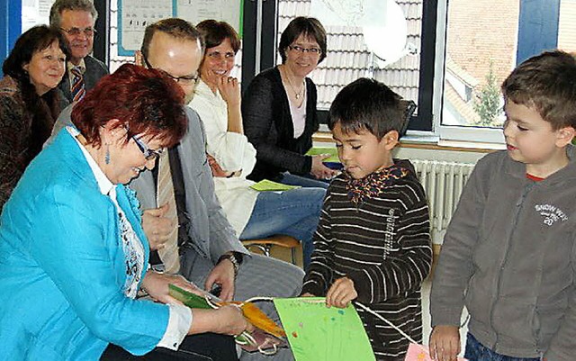 Michaela Rucinski, die seit 40 Jahren ...ke der Kinder ihrer  Klassen entgegen.  | Foto: Schule