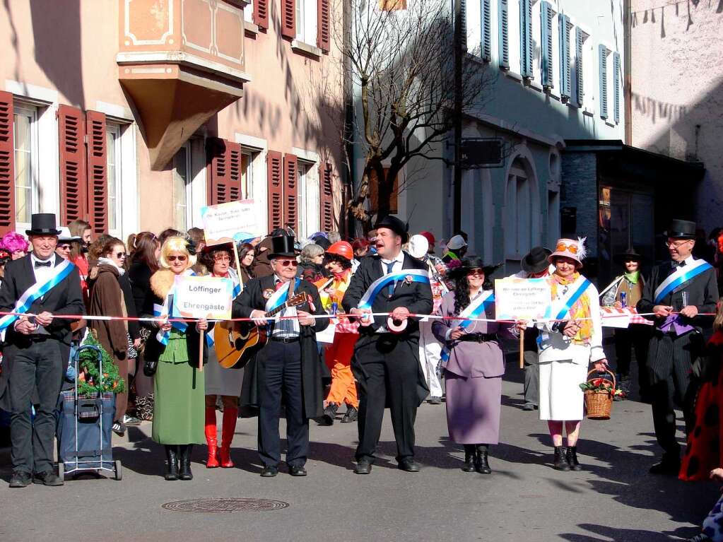 Irgendwann ist Einweihungsfest: Die Ehrengste der Trachtengruppe stehen schon bereit.