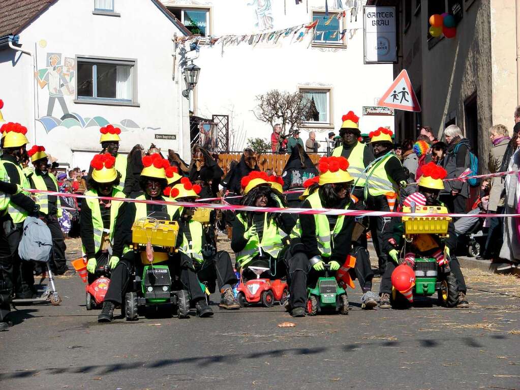 Schwarz(wald)arbeiter: Die Lffinger Hexenfrauen bereicherten auf besondere Weise den gestrigen Umzug.