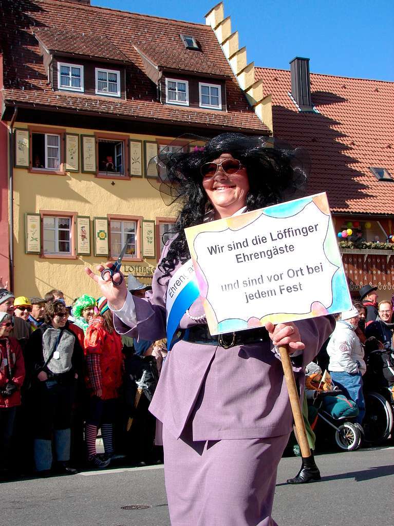 Irgendwann ist Einweihungsfest: Die Ehrengste der Trachtengruppe stehen schon bereit.