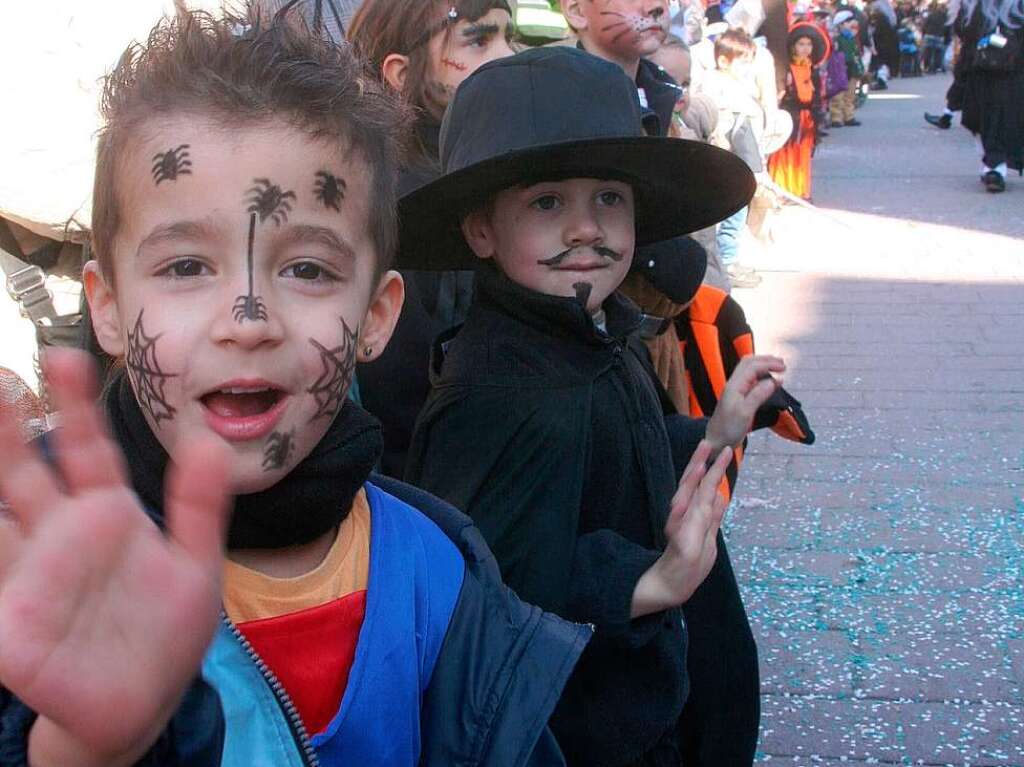 Schnstes Wetter hatten am Rosenmontag die Kinder, die gern an der Fasnacht teilnahmen.