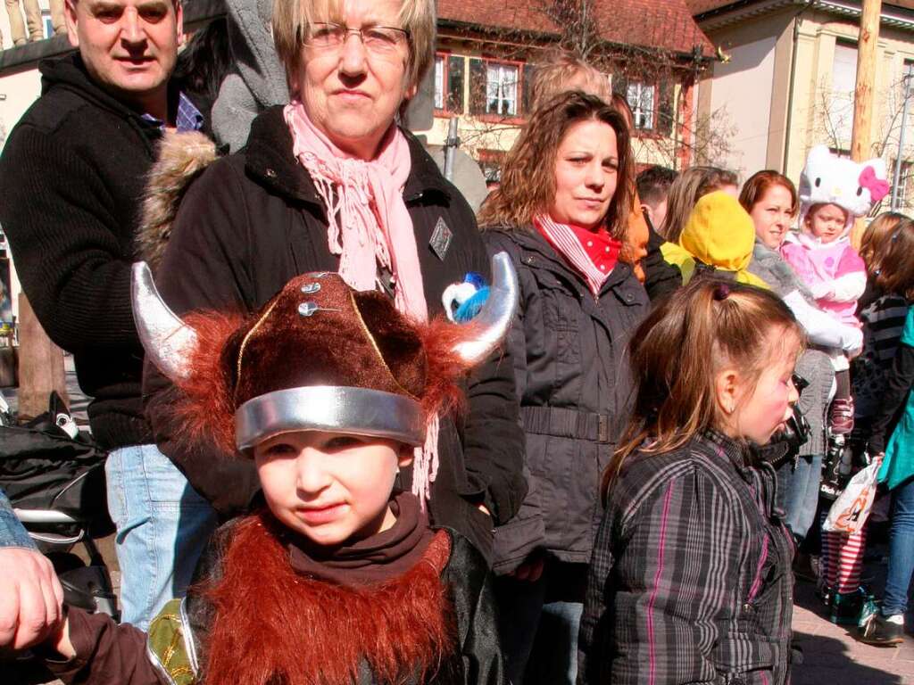 Schnstes Wetter hatten am Rosenmontag die Kinder, die gern an der Fasnacht teilnahmen.