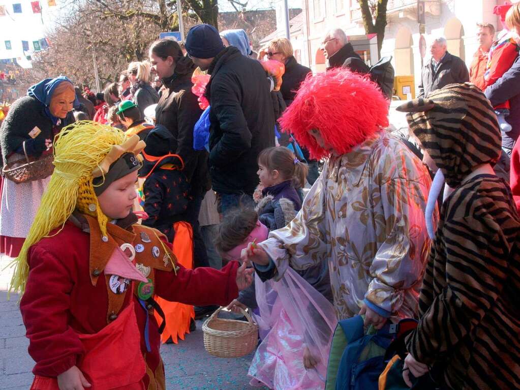 Schnstes Wetter hatten am Rosenmontag die Kinder, die gern an der Fasnacht teilnahmen.