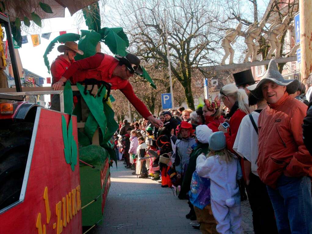 Schnstes Wetter hatten am Rosenmontag die Kinder, die gern an der Fasnacht teilnahmen.