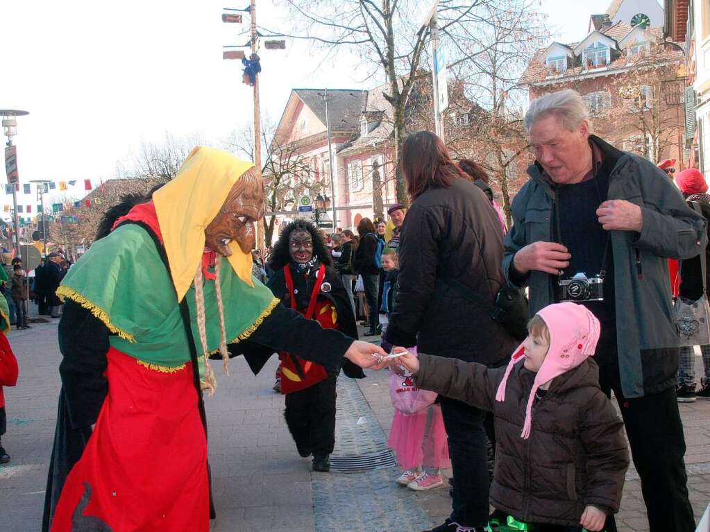 Schnstes Wetter hatten am Rosenmontag die Kinder, die gern an der Fasnacht teilnahmen.