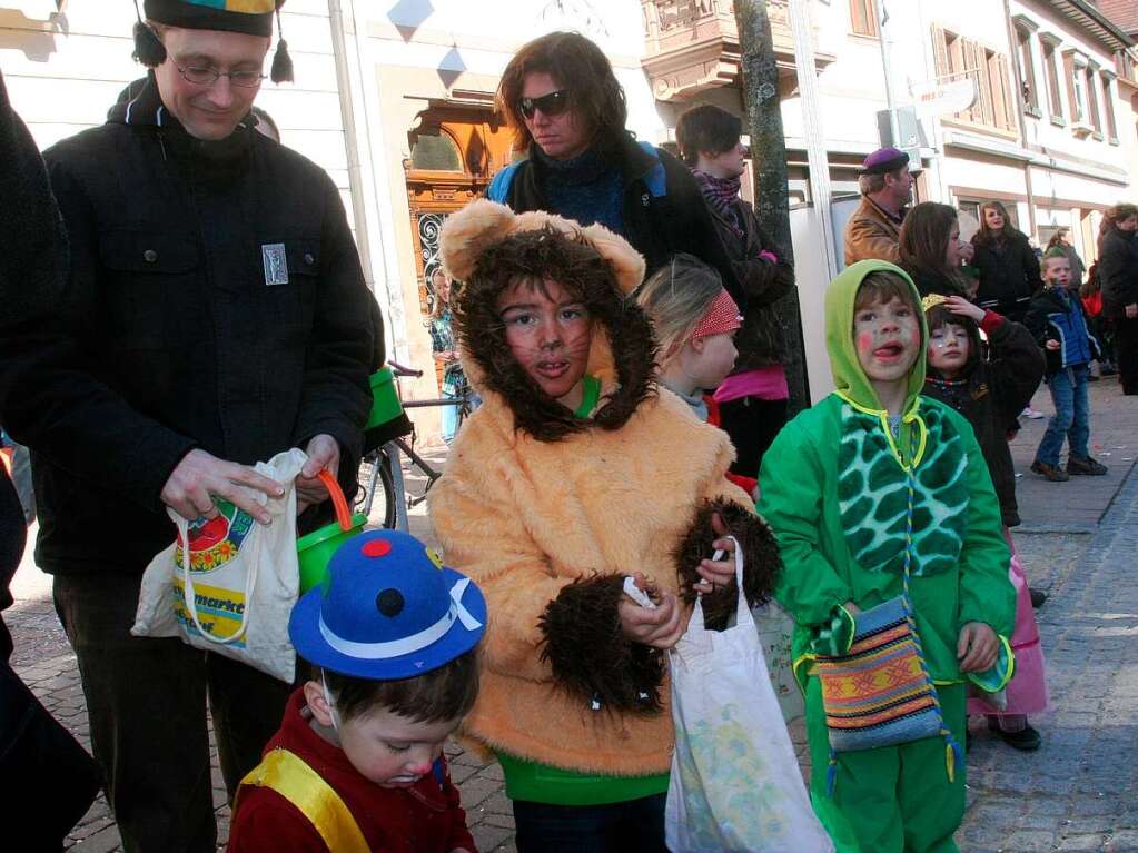 Schnstes Wetter hatten am Rosenmontag die Kinder, die gern an der Fasnacht teilnahmen.