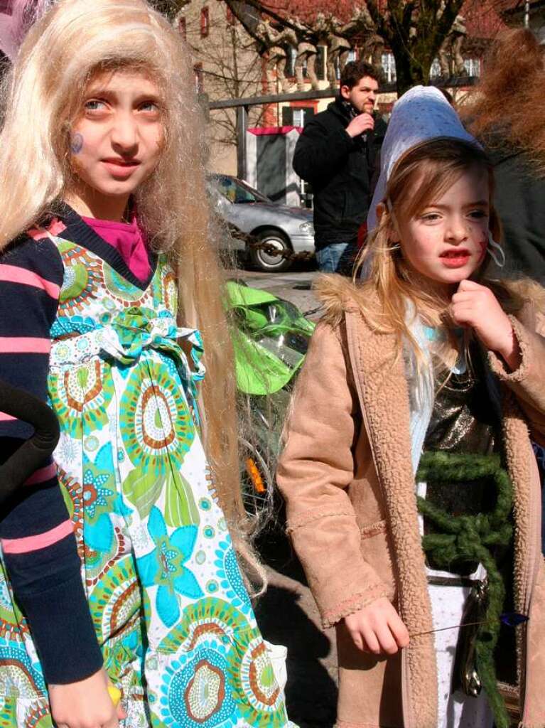 Schnstes Wetter hatten am Rosenmontag die Kinder, die gern an der Fasnacht teilnahmen.