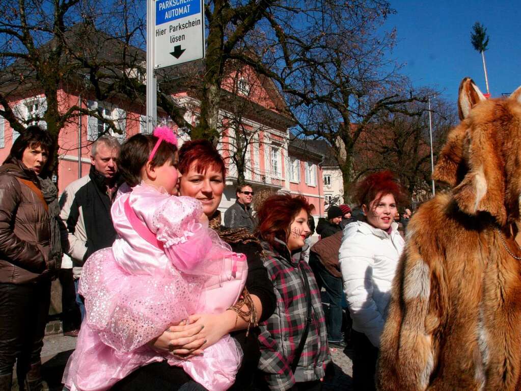 Schnstes Wetter hatten am Rosenmontag die Kinder, die gern an der Fasnacht teilnahmen.